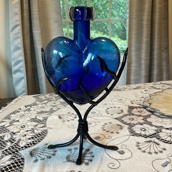 💓Host Pick💓 Cobalt Blue Handblown Heart Shaped Vase Metal Hugging Vines - Picture 1 of 15